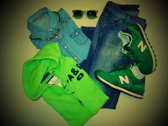 new balance verdi, camicia Scout, collana Sodini, felpa Abercrombie & Fitch, occhiali Ray Ban